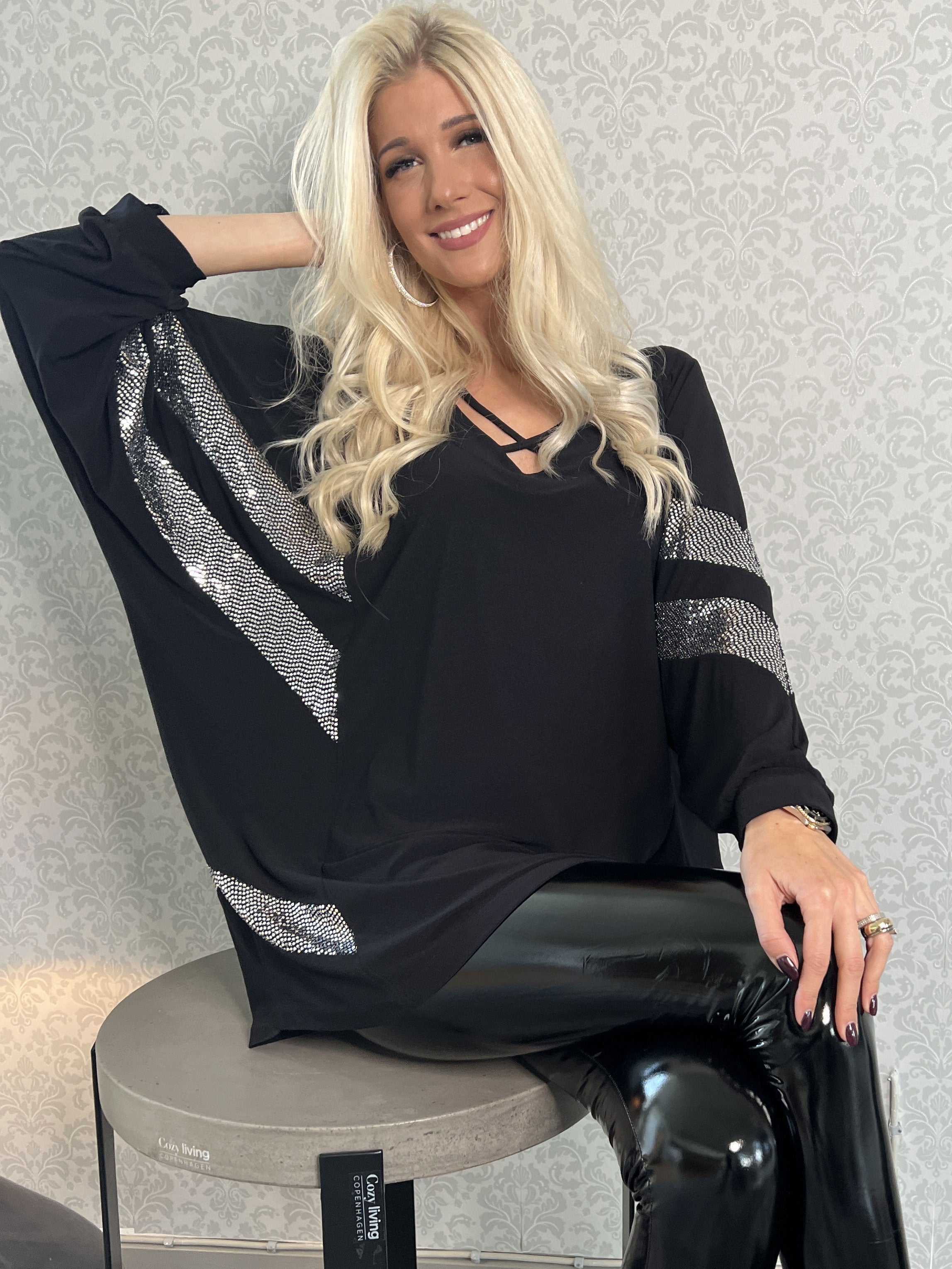 Solana - Svart blus med glimmer och fladdermusärmar